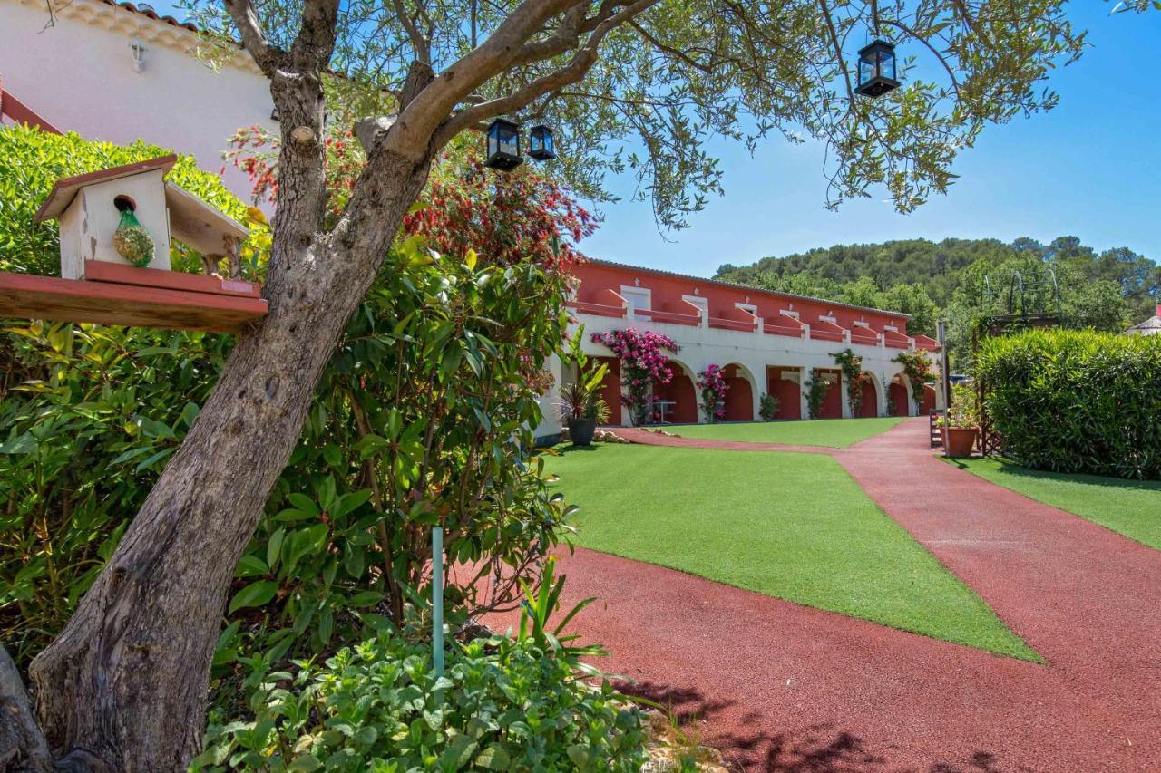 Hotel Les Pins Blancs En Provence Le Muy Exterior foto