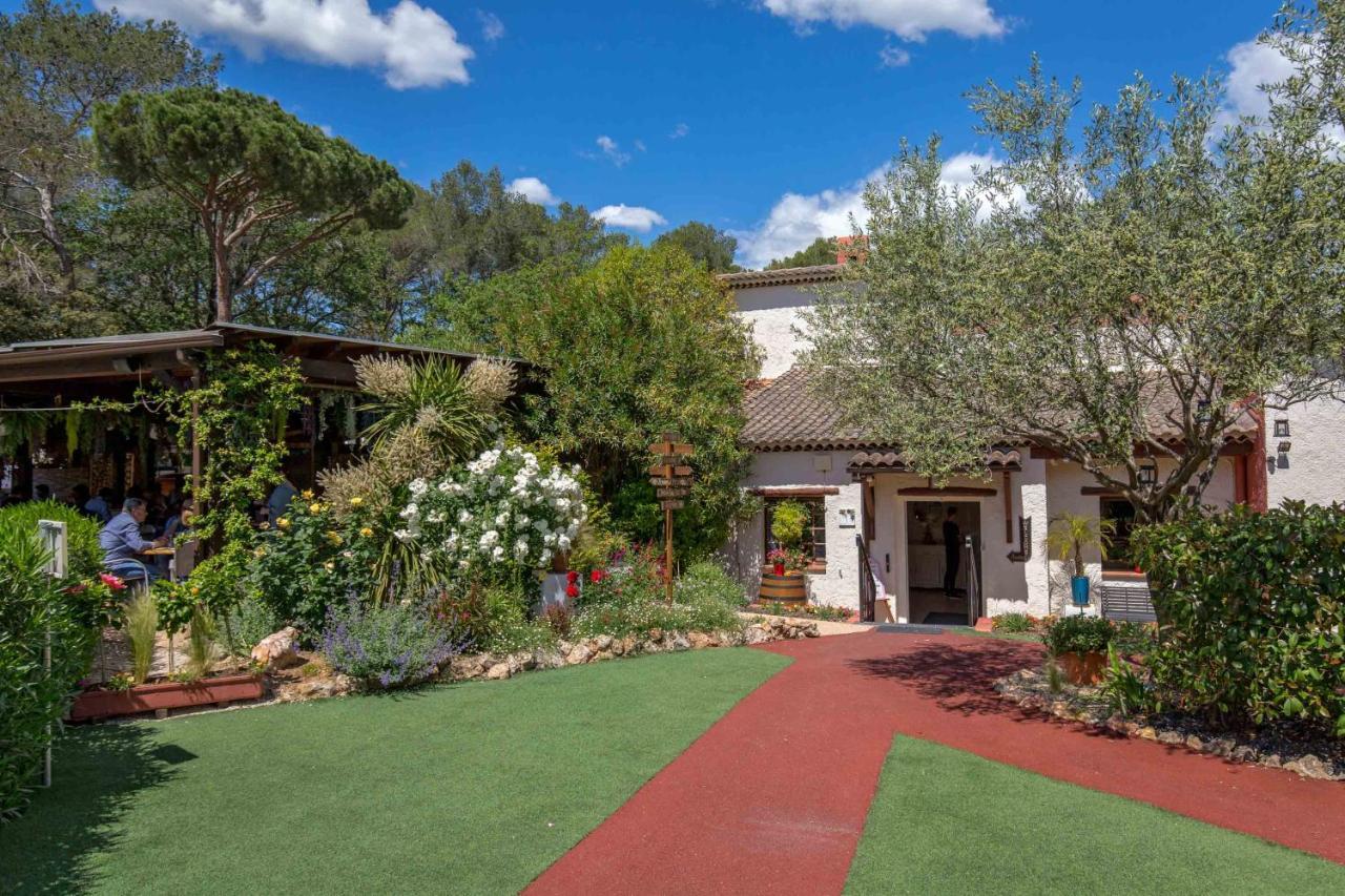 Hotel Les Pins Blancs En Provence Le Muy Exterior foto